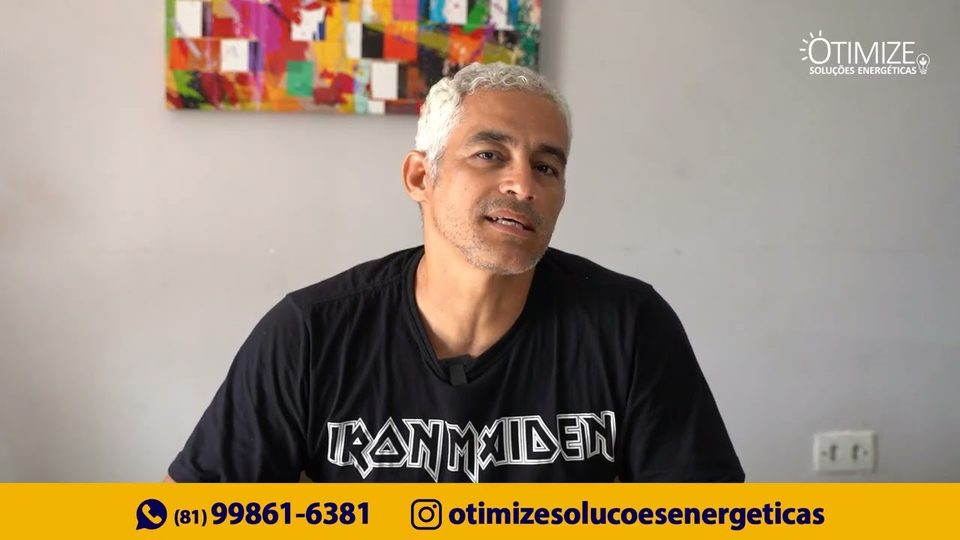 Fundador da Otimize Soluções Energéticas dando depoimento em vídeo sobre energia solar