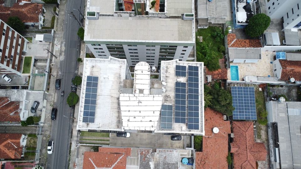 Cobertura de edifício com painéis solares instalados ao redor da casa de máquinas